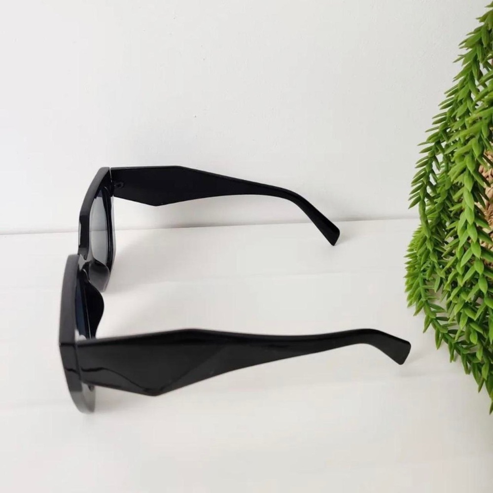 BNWOT Women's Black Frame Square Cateye Sunglasses Retro Funky Shades Festival - Picture 3 of 4